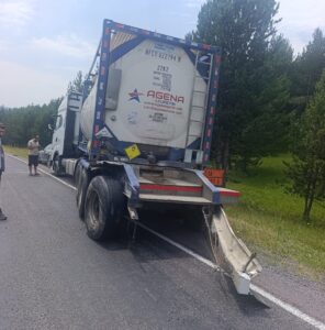 ARDAHAN (AA) – Ardahan'ın Hanak ilçesinde tırın çarptığı otomobildeki 5