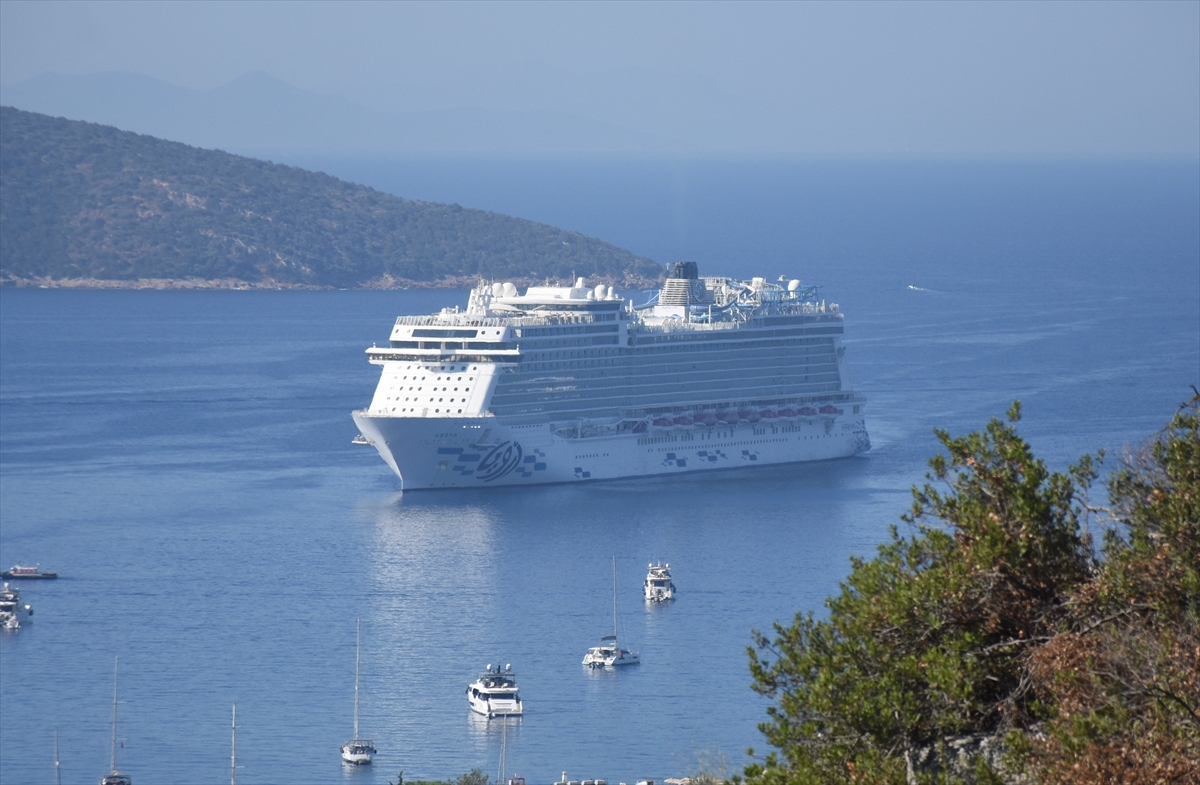 “Aroya” kruvaziyeri 1750 yolcusuyla Bodrum'a geldi