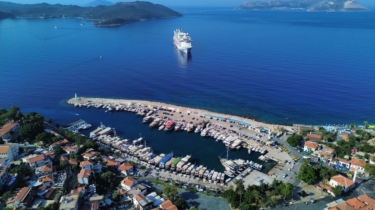 “Aroya” kruvaziyeri 1750 yolcusuyla Kaş'a geldi