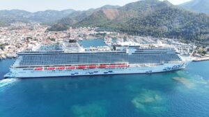MUĞLA (AA) – Muğla'nın Marmaris ilçesine gelen "Aroya" isimli kruvaziyer