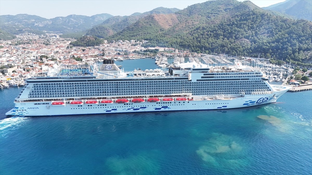 “Aroya” kruvaziyeri 1750 yolcusuyla Marmaris'e geldi