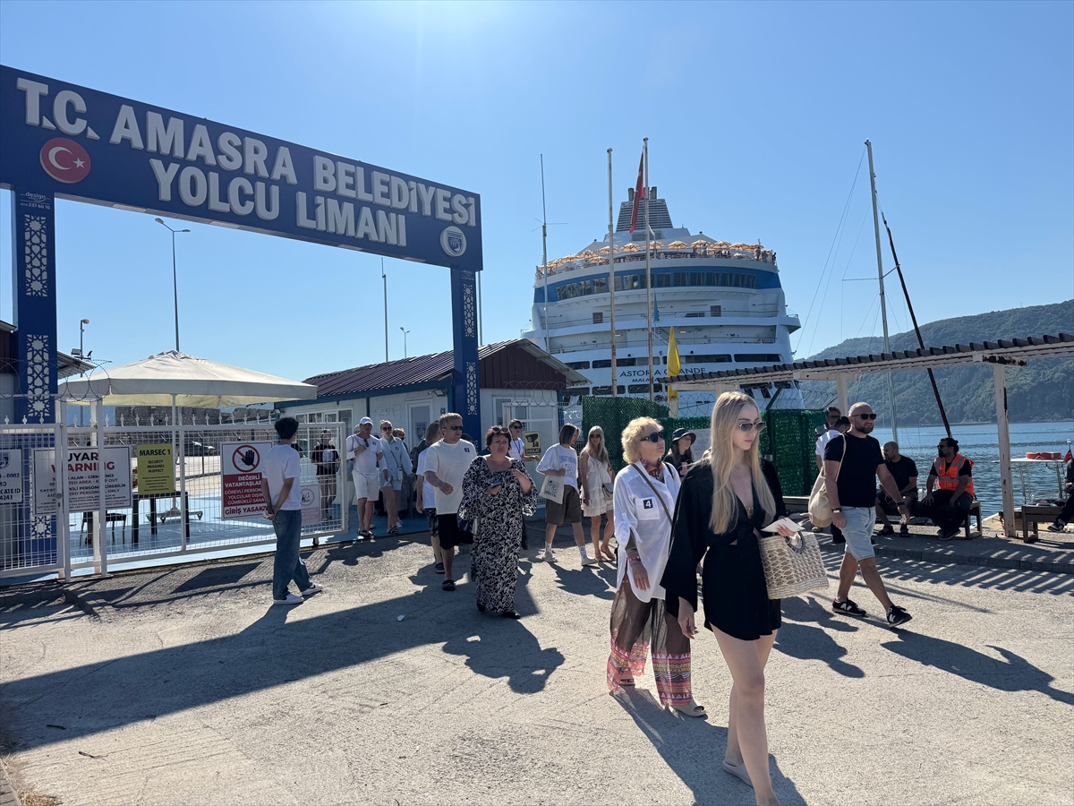 “Astoria Grande” kruvaziyeri 753 Rus yolcusuyla Amasra'ya geldi