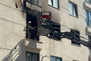  - Yangın sırasında bir kişinin pencereden atlayarak kurtulmaya çalışması