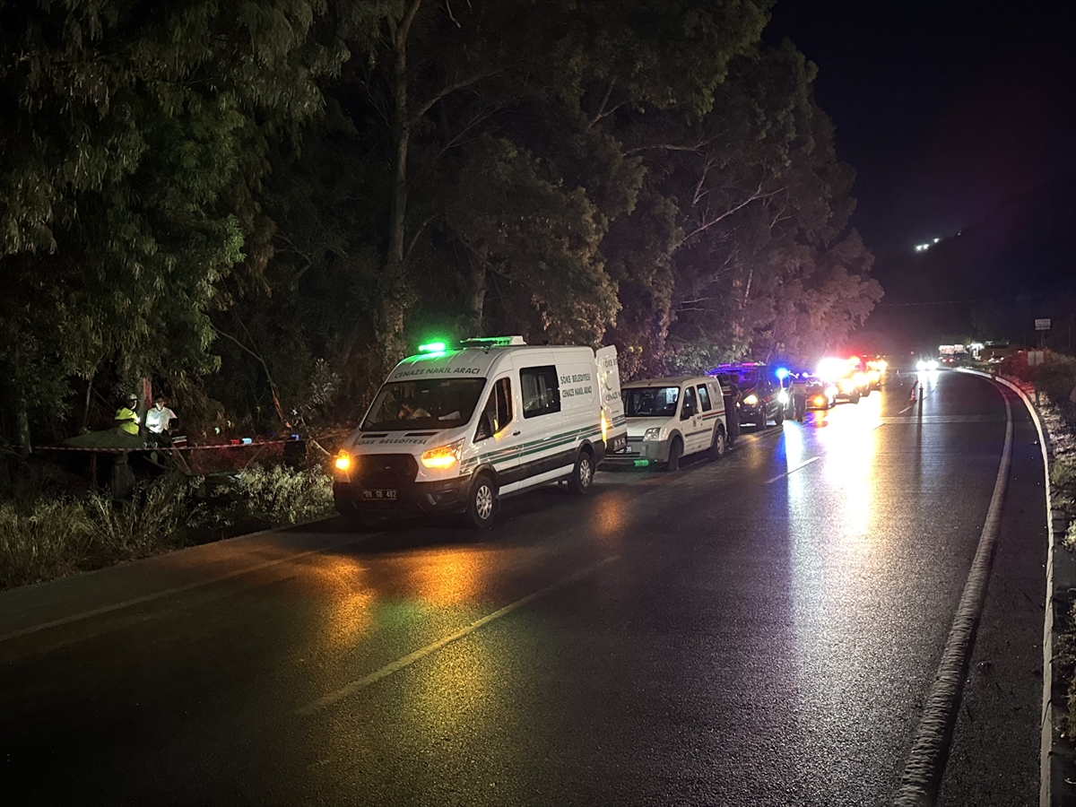 Aydın'da ağaca çarpan otomobildeki 2 kişi öldü