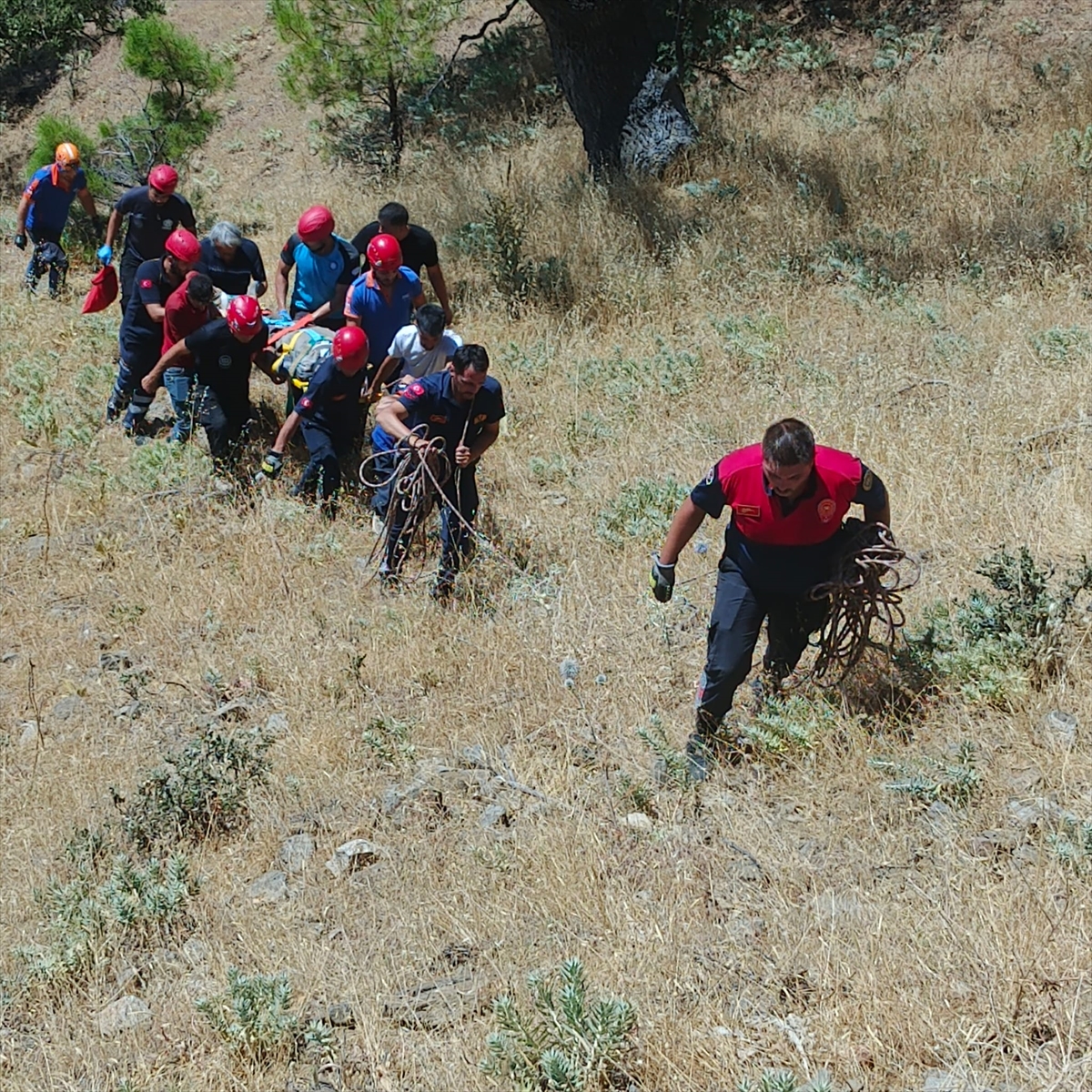 Aydın'da dağın yamacında kekik toplarken rahatsızlanan kişi ekiplerce kurtarıldı