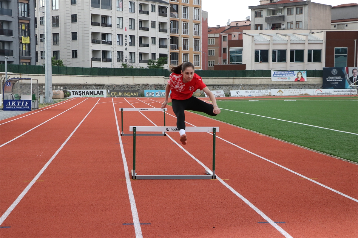 Ayşe Nazlı Aydın, tekvandoyu bırakıp geçtiği atletizmde 50 madalya kazandı