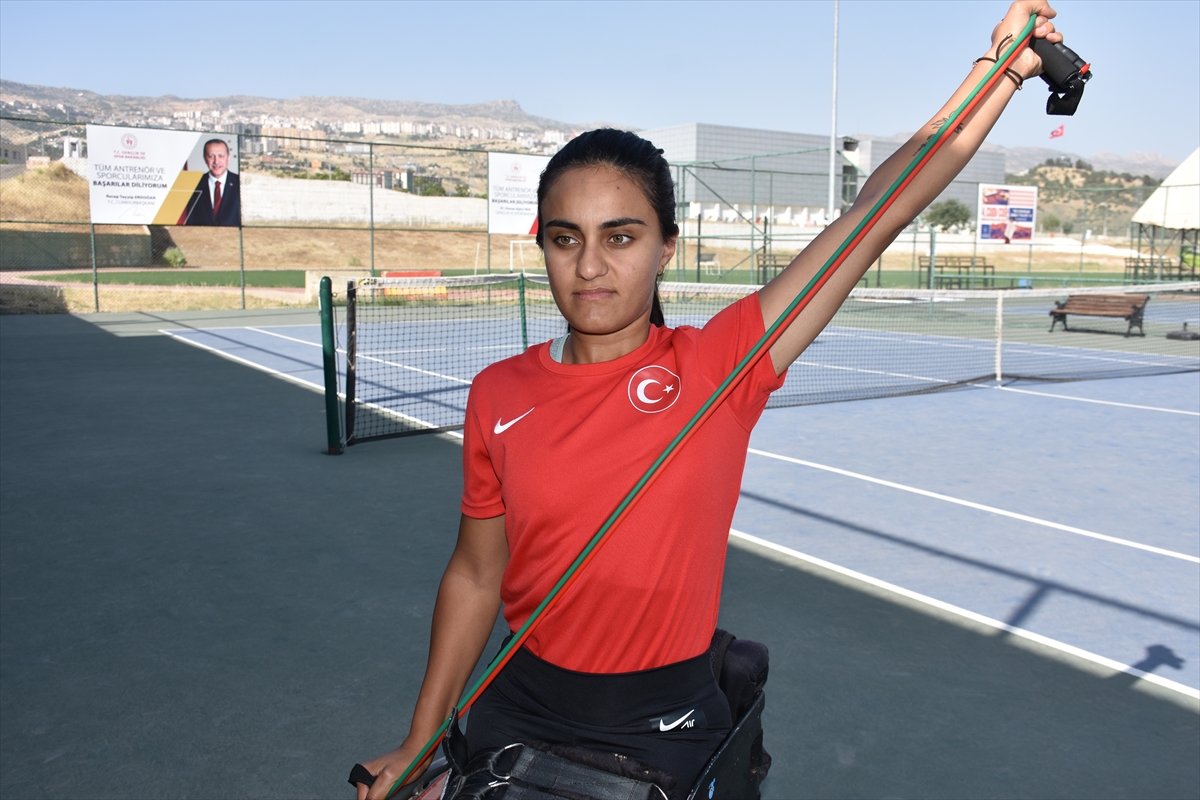 Babasının aracını satarak turnuvaya gönderdiği engelli tenisçi başarılarıyla ailesinin gururu oldu