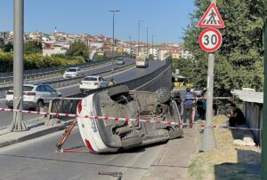 İSTANBUL (AA) – Bahçelievler'de kontrolden çıkan otomobilin park halindeki araca