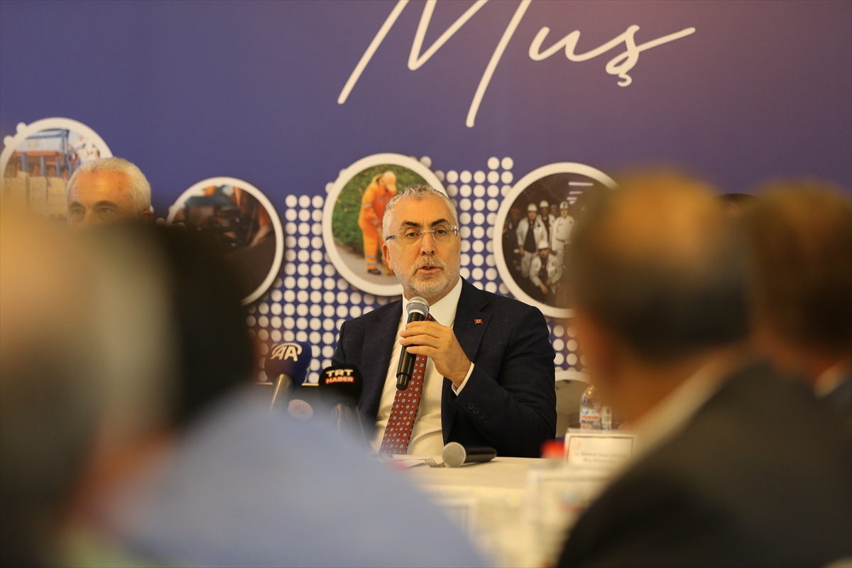 Bakan Işıkhan, Muş'ta “Türkiye Yüzyılı'nda Çalışma Hayatı Buluşmaları” programında konuştu: