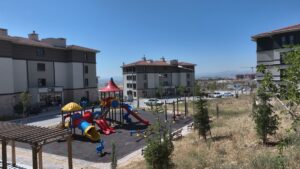 - "Bir yandan 11 ilimizde afet konutlarımızı bitiriyor, bir yandan