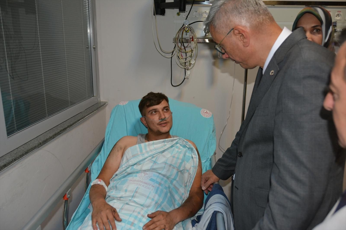 Bakan Memişoğlu, Eskişehir'deki orman yangınında yaralanan orman işçilerini ziyaret etti:
