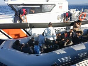 BALIKESİR (AA) – Balıkesir'in Ayvalık ilçesi açıklarında 16 düzensiz göçmen