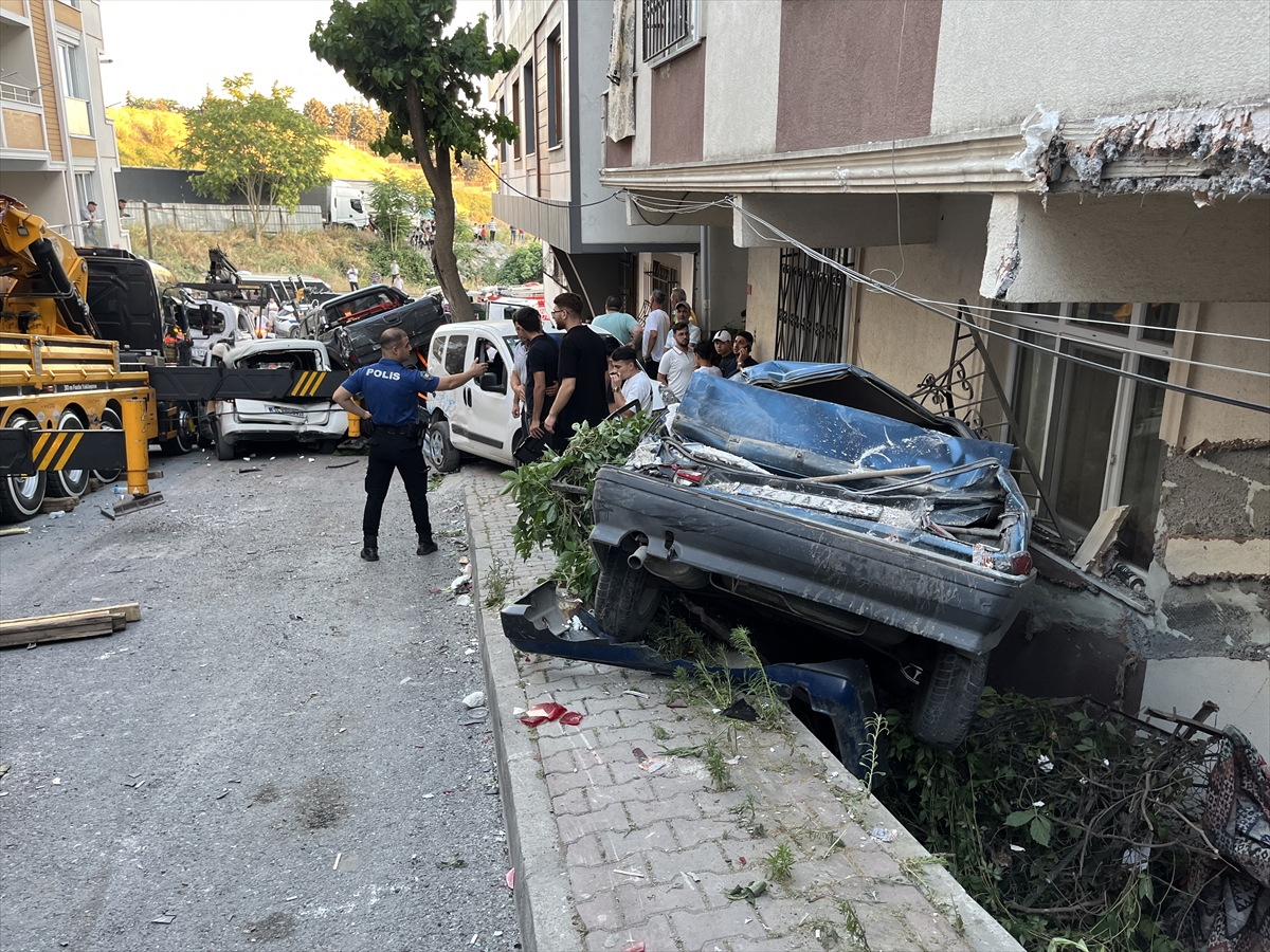 Başakşehir'de kontrolden çıkan vinç 23 araca çarpıp hasar verdi