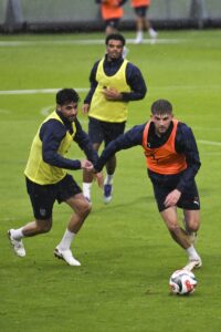 - Turuncu-lacivertli futbol takımı, Tirol eyaletine bağlı Innsbruck bölgesindeki Seefeld