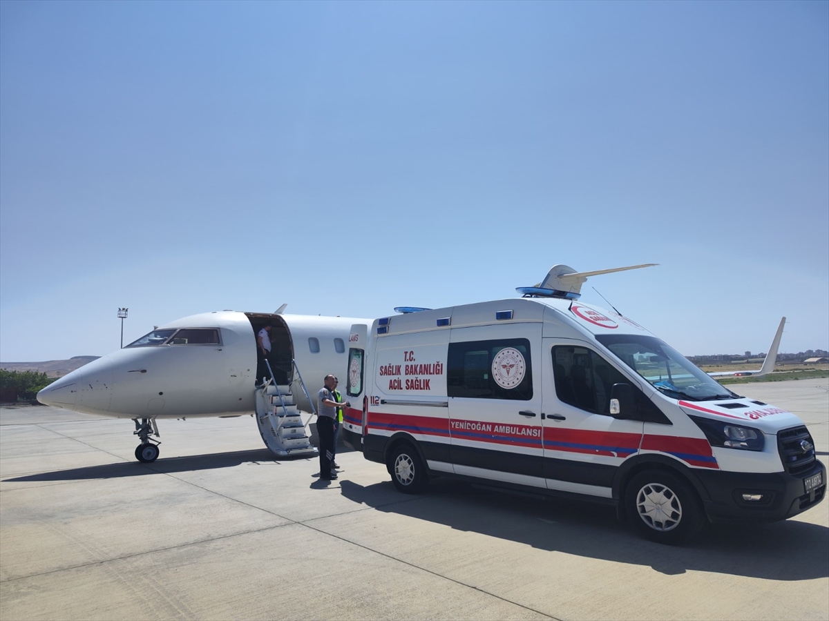 Batman'da ambulans uçak 33 günlük bebek için havalandı