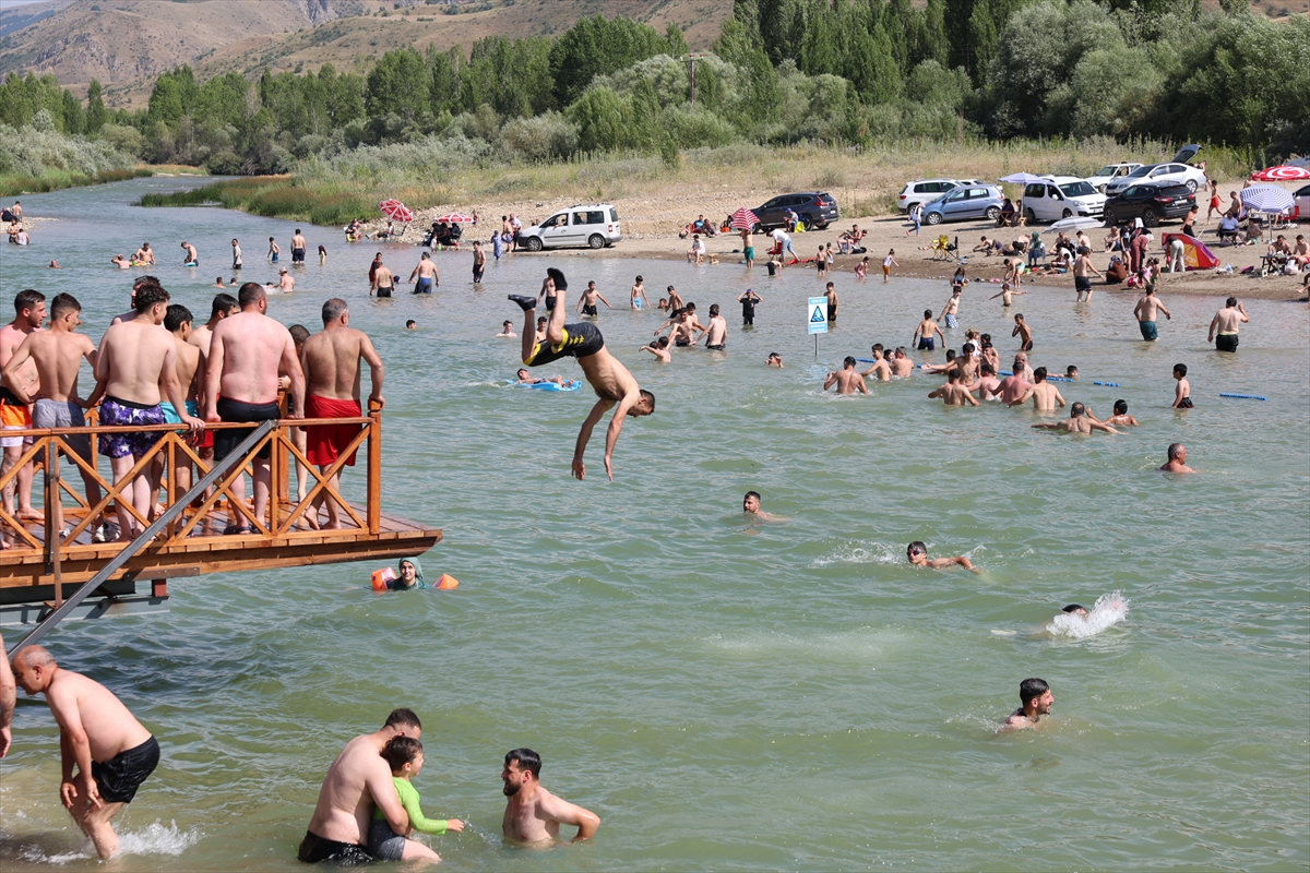 Bayburt'ta sıcaktan bunalanlar Çoruh Nehri'nde serinliyor