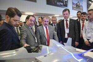 - "Bugün Allah'a şükür kendi uçağını kendisi yapan, kendi hipersonik