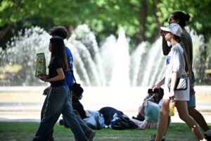 - Bugünden itibaren üç gün boyunca sıcaklıkların ülke genelinde 35