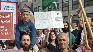 BERLİN (AA) – Almanya'nın başkenti Berlin'de Filistin destekçileri, Gazze'de yaşanan