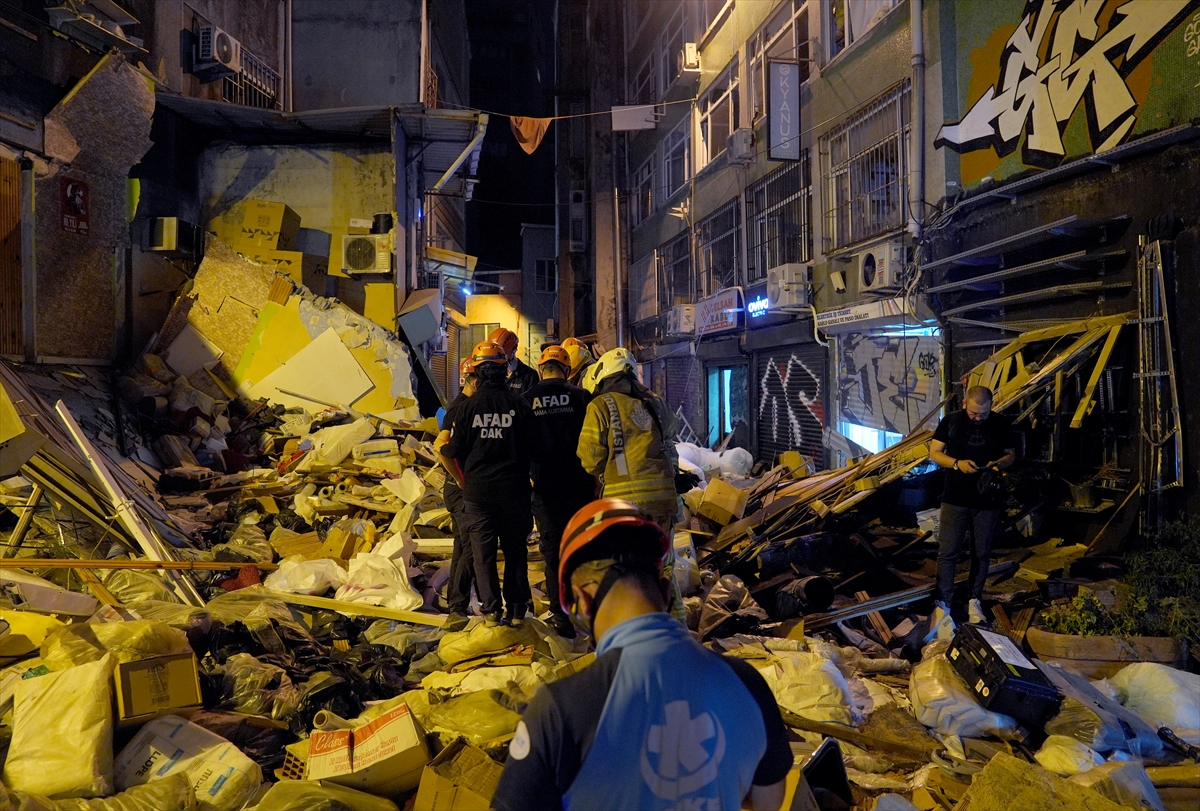 GÜNCELLEME 2 – Beyoğlu'nda iki katlı bina patlamanın ardından çöktü