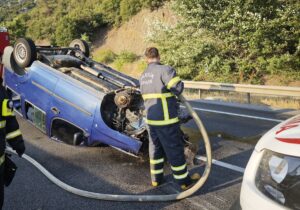 BİLECİK (AA) – Bilecik'te beton bariyere çarpan hafif ticari araçtaki