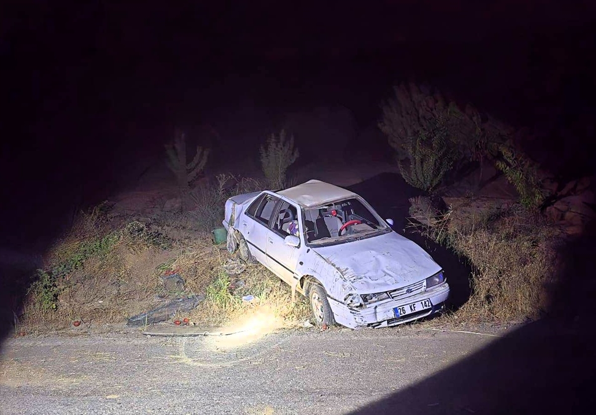 Bilecik'te devrilen otomobildeki 3 kişi yaralandı