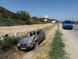 BİLECİK (AA) – Bilecik'te otomobilin yol kenarındaki su tahliye kanalına