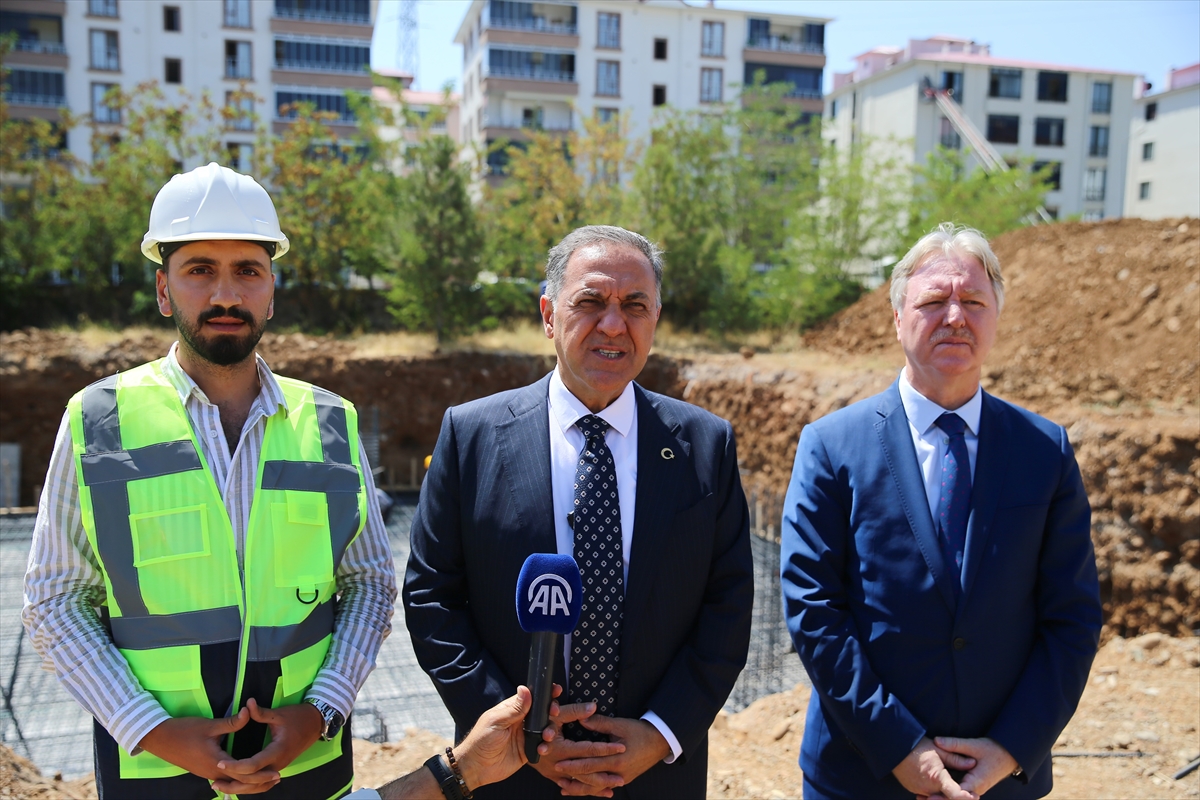 Bingöl'de ağır hasarlı okulların yerine hayırseverlerin desteğiyle yeni eğitim yuvaları inşa ediliyor