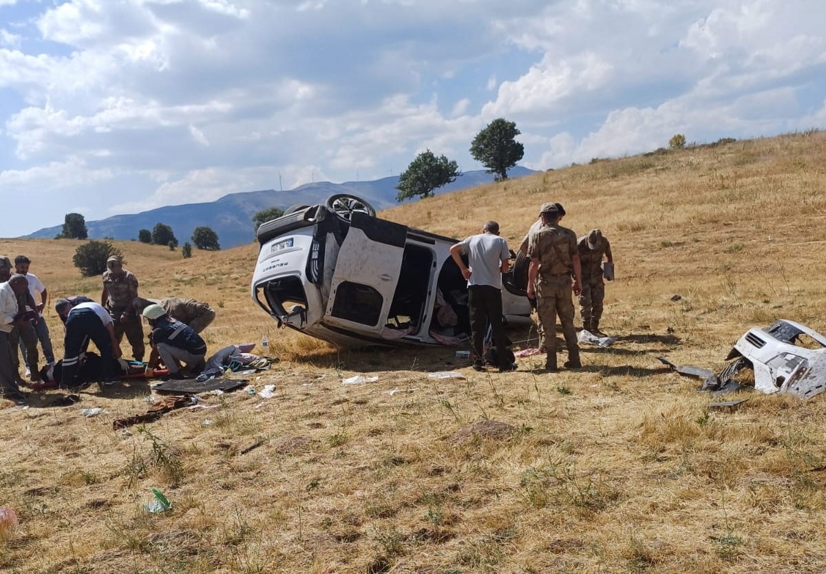 Bingöl’de hafif ticari aracın devrilmesi sonucu 1 çocuk öldü, 7 kişi yaralandı