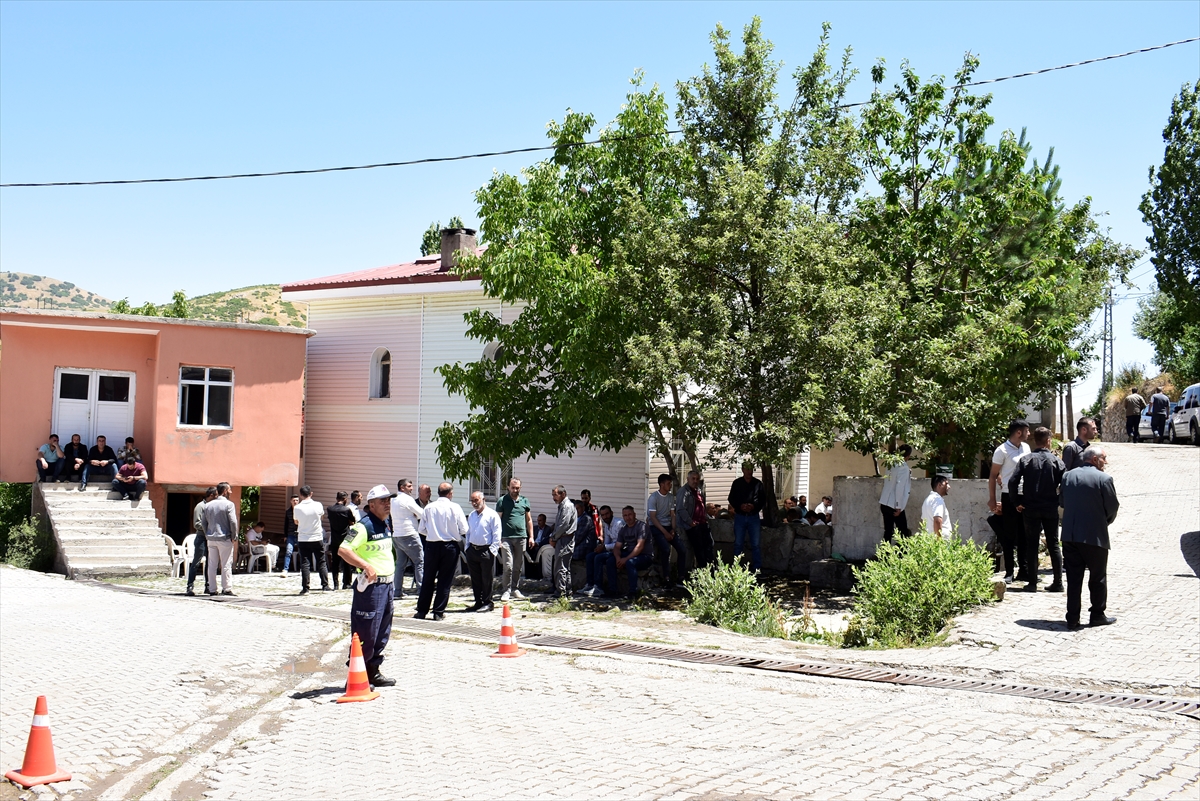 Bitlisli şehit sözleşmeli erler Yeşildemir ve Uyanık'ın ailelerine şehadet haberi verildi