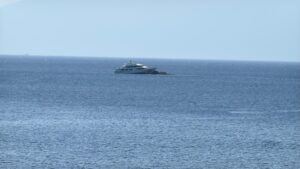 MUĞLA (AA) – Muğla'nın Bodrum ilçesi açıklarında kayalıklara çarpan motoryat