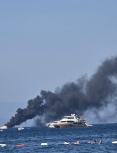 MUĞLA (AA) – Muğla'nın Bodrum ilçesi açıklarında yangın çıkan motoryat