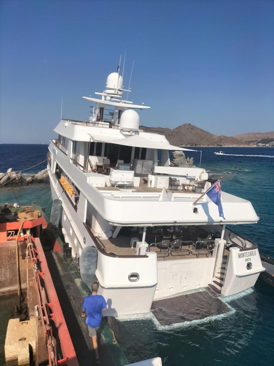 Bodrum açıklarında kayalıklara çarpan motoryatın kurtarılması için çalışmalar sürüyor