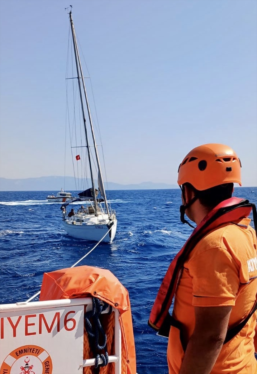 Bodrum açıklarında sürüklenen 2 teknedeki 9 kişi kurtarıldı