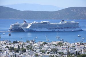 MUĞLA (AA) – Muğla'nın Bodrum ilçesine "Mein Schiff 5" ve