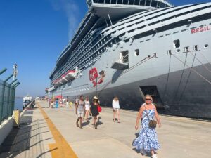 MUĞLA (AA) – Bahamalar bayraklı "Resilient Lady" kruvaziyeri, 2 bin