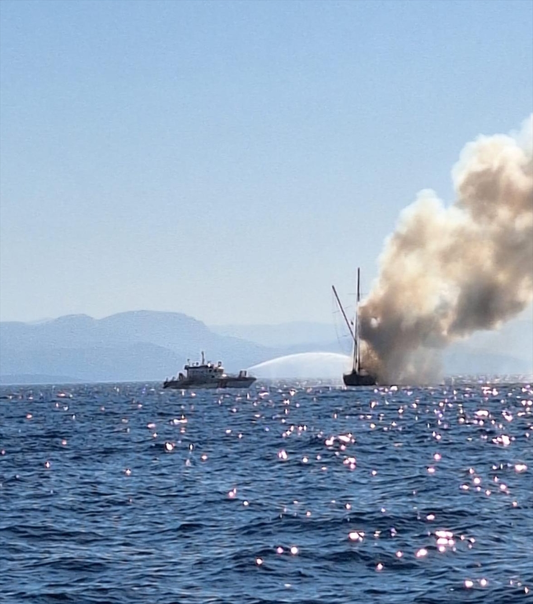 Bodrum'da yangın çıkan tekne sulara gömüldü