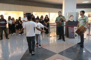 BOLU (AA) – Bolu'da müze ziyareti gerçekleştiren Roman vatandaşlar, davul