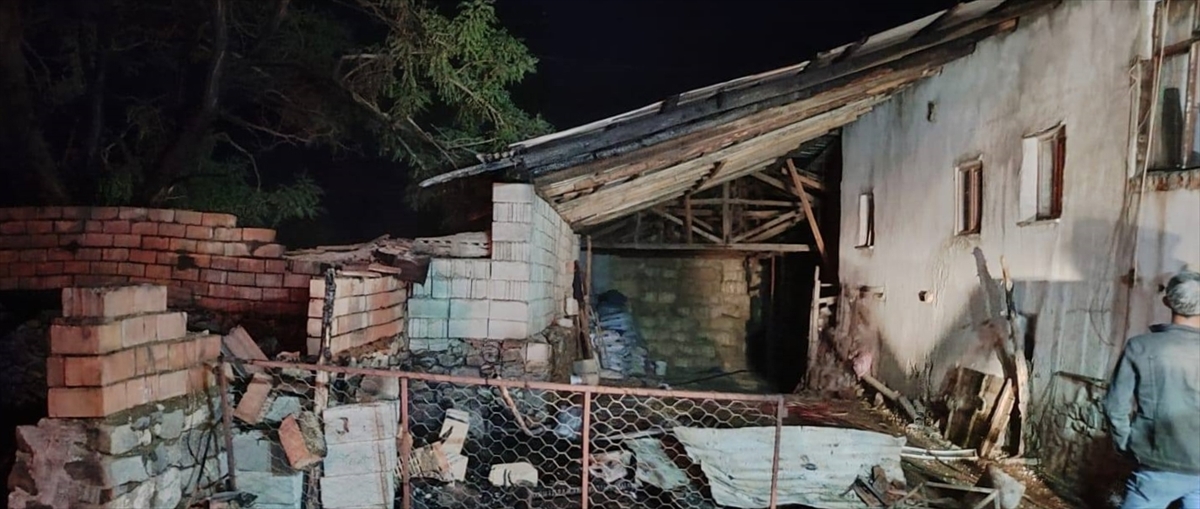 Burdur'da ağılda çıkan yangında 3 koyun, 7 kuzu telef oldu