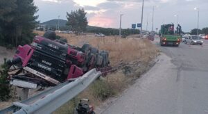BURDUR (AA) – Burdur'un Gölhisar ilçesinde şarampole devrilen kamyonetin sürücüsü