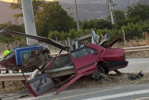 BURSA (AA) – Bursa'nın Kestel ilçesinde bariyerlere çarpan otomobilin sürücüsü