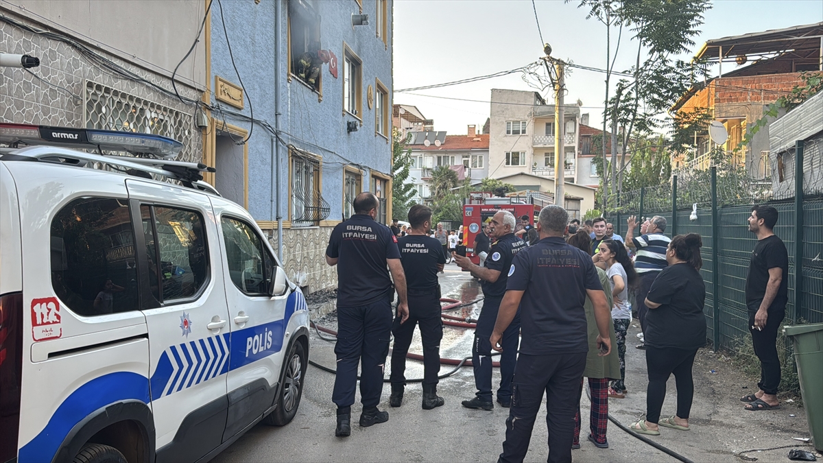 Bursa'da bir dairede çıkan yangında ev sahibi dumandan etkilendi