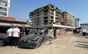 BURSA (AA) – Bursa'da inşaat çalışmaları sırasında şantiyedeki vincin devrilmesi