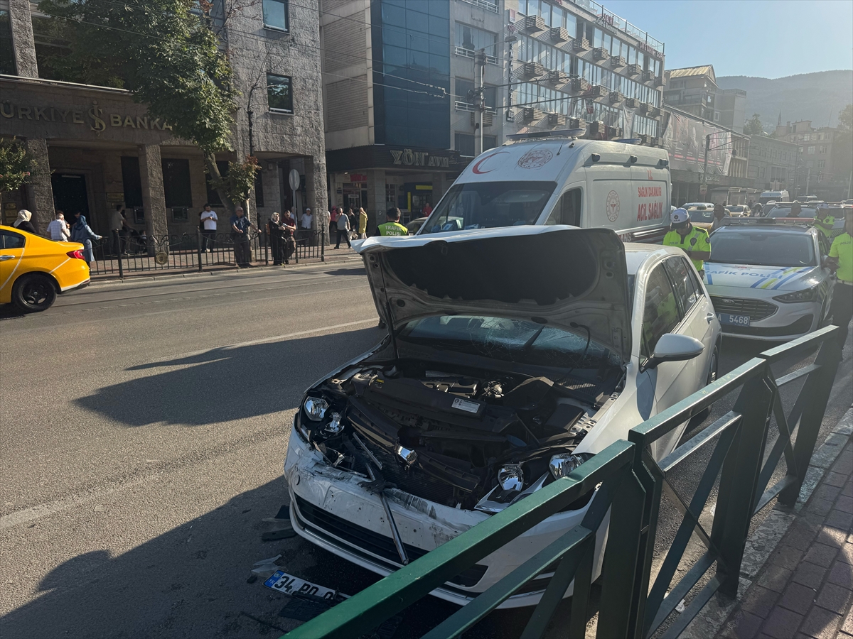 Bursa'da otomobilin çarptığı polis memuru ağır yaralandı