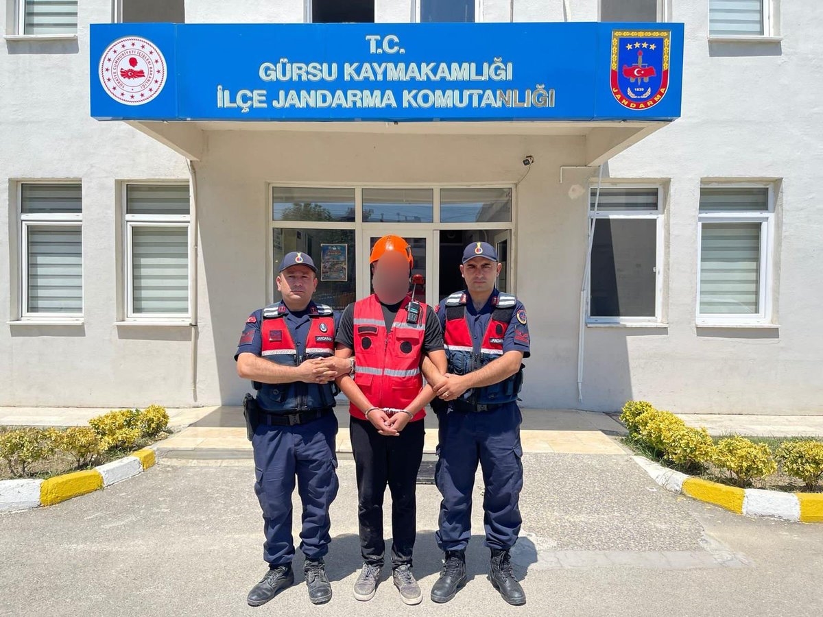 Bursa'daki yangın bölgesinde, 105 suç kaydı bulunan şüpheli arama kurtarma personeli kıyafetiyle yakalandı