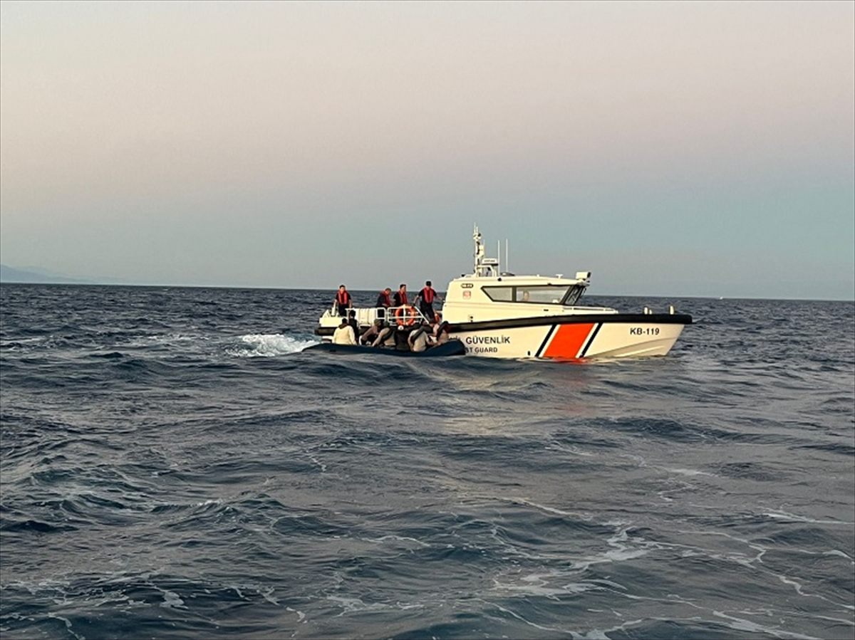 Çanakkale açıklarında 17 düzensiz göçmen yakalandı
