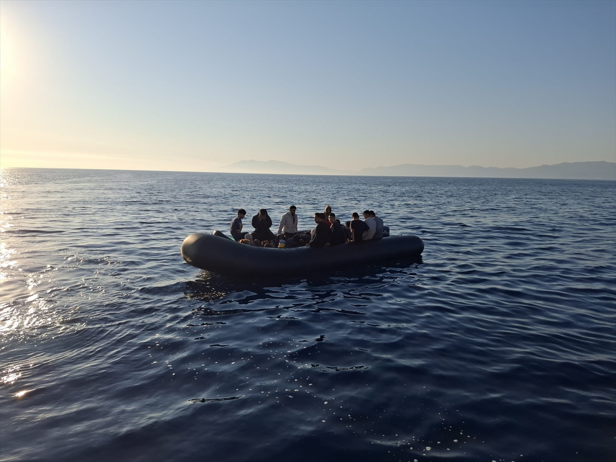 Çanakkale açıklarında 39 düzensiz göçmen kurtarıldı