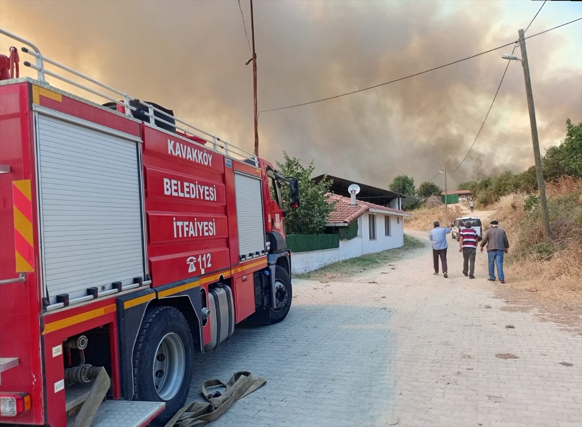 Çanakkale'de tarım arazisinde çıkan ve ormanlık alana sıçrayan yangına müdahale ediliyor