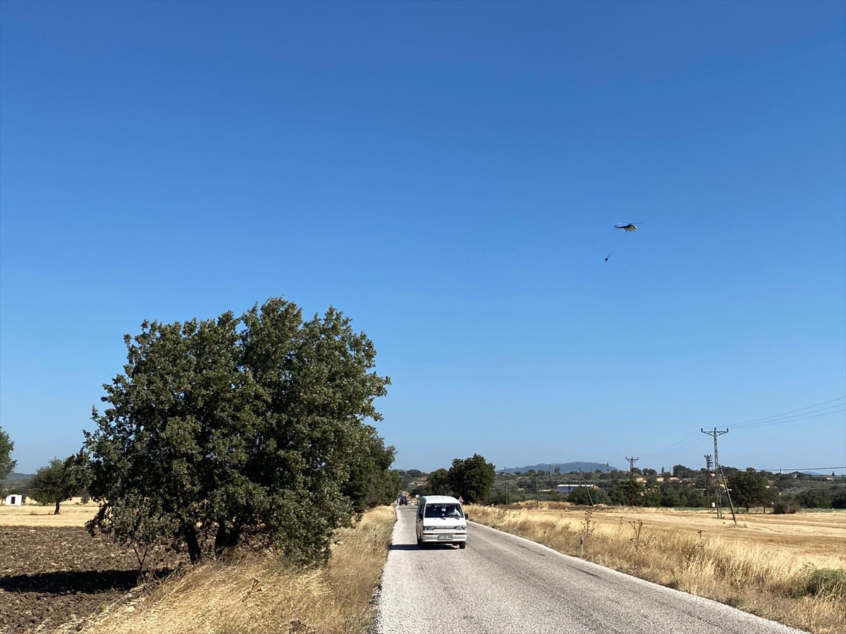Çanakkale'de tarım arazisinde çıkan yangına havadan ve karadan müdahale ediliyor