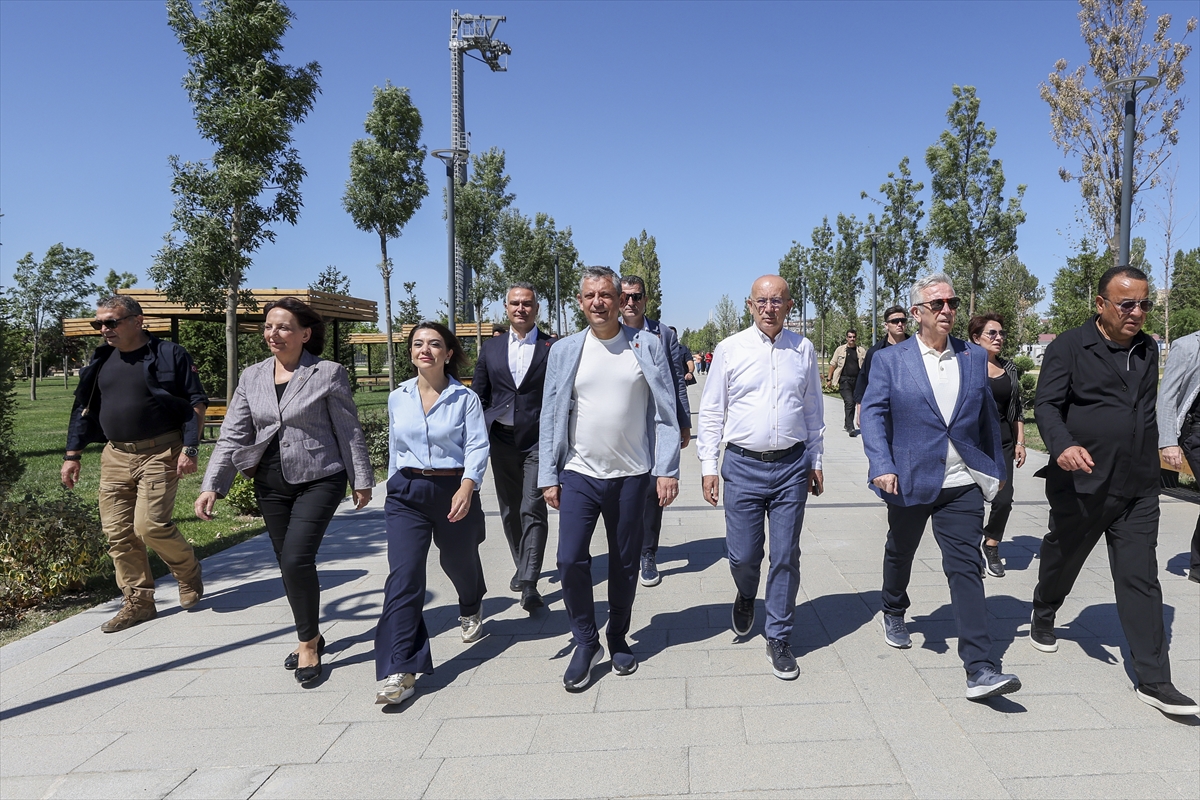 CHP Genel Başkanı Özel, başkentte vatandaşlarla bir araya geldi